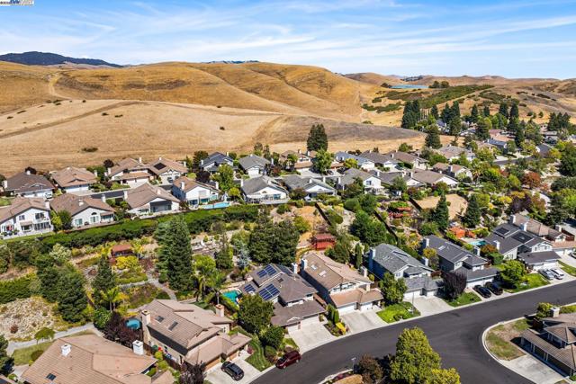 639 Canyon Crest Rd East, San Ramon CA: https://media.crmls.org/mediaz/02236676-2fae-41ef-a260-61c091646fd4.jpg