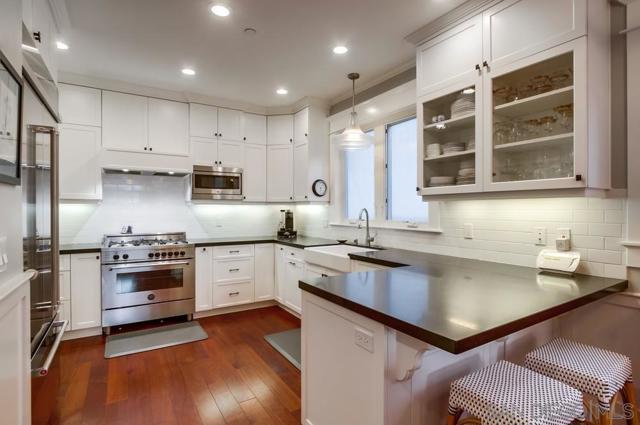 240 B Avenue, Coronado CA: https://media.crmls.org/mediaz/02237b84-4747-4551-81be-91af012b9873.jpg