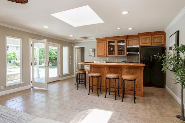 510 Oak Park Way, Redwood City CA: https://media.crmls.org/mediaz/0223859b-6de9-414f-9fb9-87c8f355ec3e.jpg
