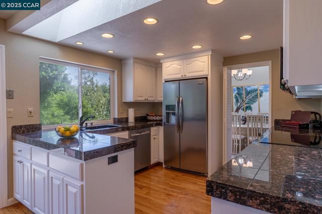6082 Slopeview Ct, Castro Valley CA: https://media.crmls.org/mediaz/022392f2-2305-4433-9ef3-9c6b1f8ae1fc.jpg