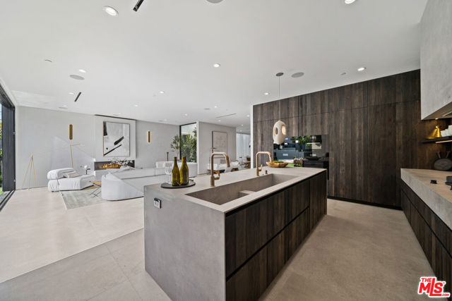 6660 Maryland Drive, Los Angeles CA: https://media.crmls.org/mediaz/0223959c-6b4b-4275-a5c5-fe243a4bd481.jpg