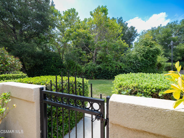 1368 Ashton Park Lane, Newbury Park CA: https://media.crmls.org/mediaz/02239889-16d4-49e0-b21c-61c079eab634.jpg
