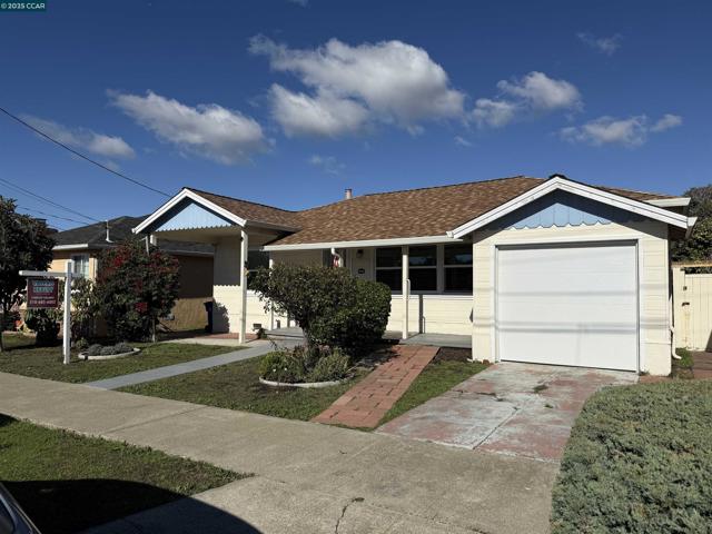 2103 Visalia Ave, Richmond CA: https://media.crmls.org/mediaz/02242919-0e4b-4938-a85d-c7936df29cf6.jpg