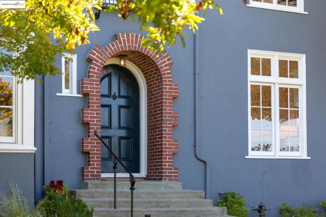 1145 Mandana Blvd, Oakland CA: https://media.crmls.org/mediaz/022474bb-3821-4d5a-a9ea-f61e96b5cf5b.jpg