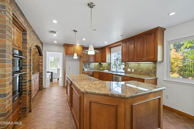 287 Golden Fern Court, Simi Valley CA: https://media.crmls.org/mediaz/02267c71-c4c5-493b-bb91-4222a9b80304.jpg