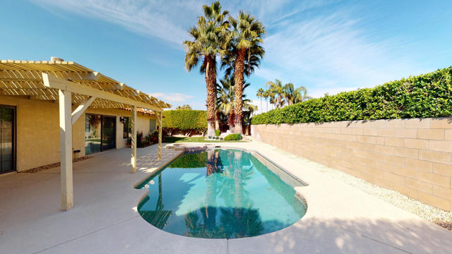 47230 Golden Bush Court, Palm Desert CA: https://media.crmls.org/mediaz/02268c27-8c67-461b-9552-c5a32c1fa9de.jpg