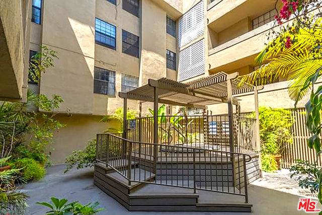 750 N Kings Road, West Hollywood CA: https://media.crmls.org/mediaz/022749c5-3d0c-4d23-bd68-40ccdbc63fea.jpg