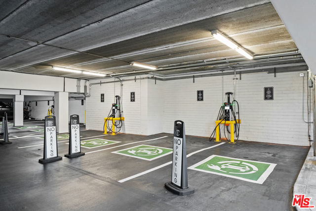 2220 Avenue Of The Stars, Los Angeles CA: https://media.crmls.org/mediaz/02279993-98f9-4bd3-a833-315c0547cdff.jpg