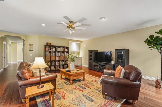 729 Montevino Dr, Pleasanton CA: https://media.crmls.org/mediaz/0228a395-caf6-4236-8269-0b0b3d6ae503.jpg