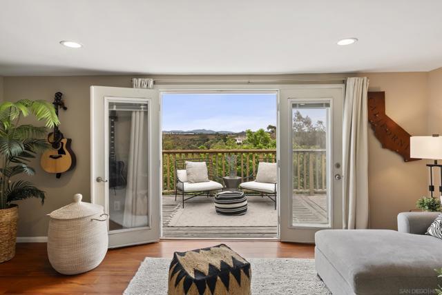 310 Bluff Wy, Oceanside CA: https://media.crmls.org/mediaz/02293492-a31a-4316-826a-a63b53dae20f.jpg