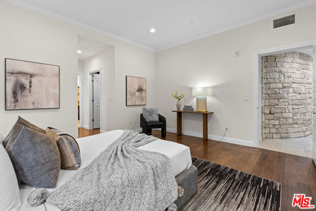 4848 Wilshire Boulevard, Los Angeles CA: https://media.crmls.org/mediaz/022ae92a-1c29-4ffe-b299-13f14f66bb04.jpg