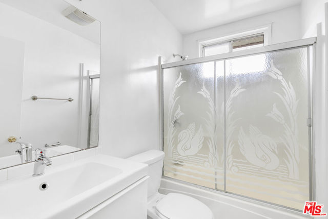 917 N Cedar Street, Inglewood CA: https://media.crmls.org/mediaz/022b4817-327c-4bfd-93df-b85b077ce1cb.jpg