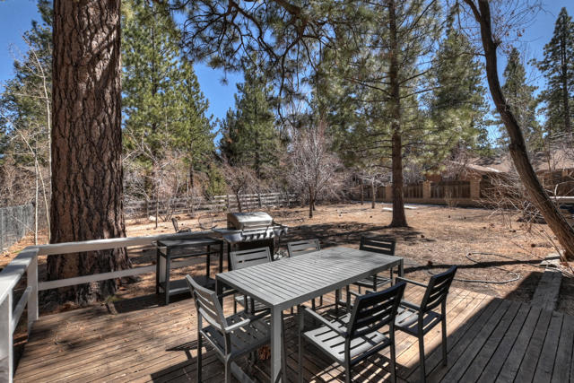 271 Bluebird Court, Big Bear CA: https://media.crmls.org/mediaz/022b8448-e451-4483-b1bf-cec08dddfbef.jpg