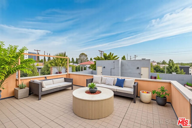 900 N West Knoll Drive, West Hollywood CA: https://media.crmls.org/mediaz/022c9a78-b550-4589-a38d-fe1a5862cbe6.jpg