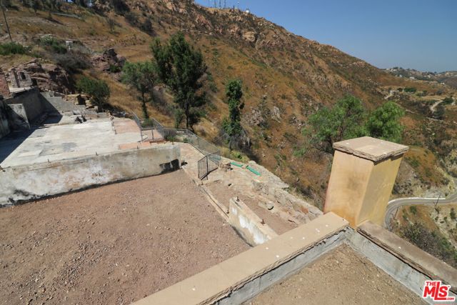24734 W Saddle Peak Road, Malibu CA: https://media.crmls.org/mediaz/022cfa8e-5531-4f32-9b5c-4748c18c2c72.jpg
