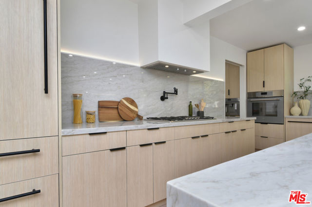 15431 Milbank Street, Encino CA: https://media.crmls.org/mediaz/022d161d-404e-47fd-a88a-d68684efc3b1.jpg