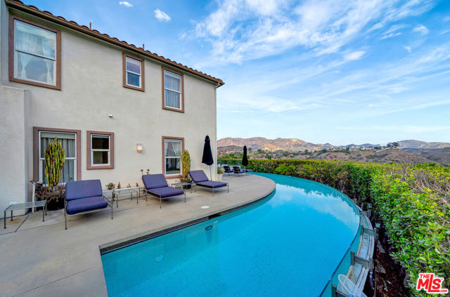 2752 Stone View Court, Los Angeles CA: https://media.crmls.org/mediaz/022d43e1-2d27-476f-bf01-d13b2f11fa55.jpg
