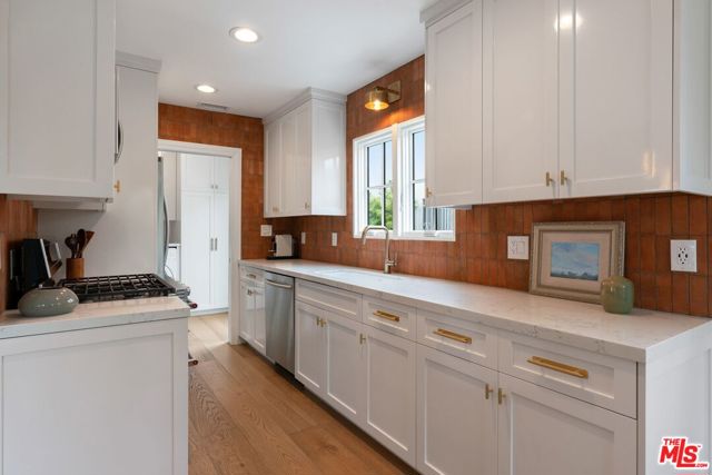 3864 3rd Avenue, Los Angeles CA: https://media.crmls.org/mediaz/022ea46f-5956-4781-8fa9-d5fd056b5c09.jpg