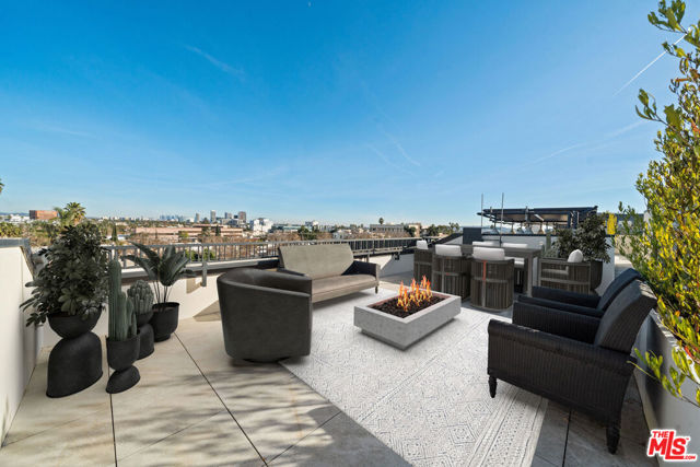 160 N La Peer Drive, Beverly Hills CA: https://media.crmls.org/mediaz/022ea77e-8b52-44b1-ac22-84cd37952099.jpg