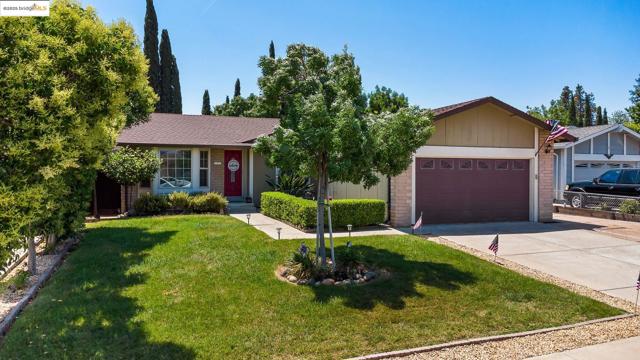 53 Zinfandel Ct, Oakley CA: https://media.crmls.org/mediaz/0230238f-eb97-4277-b5a3-d6850b27f56e.jpg