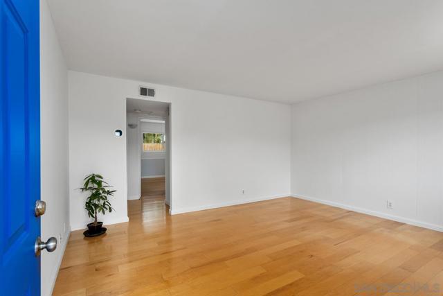 709 Sunflower St, Encinitas CA: https://media.crmls.org/mediaz/02318463-dbda-4aed-9235-d8b9bde232b6.jpg