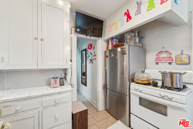 1946 S La Salle Avenue, Los Angeles CA: https://media.crmls.org/mediaz/023263b5-a901-485f-9929-79aa27406f91.jpg