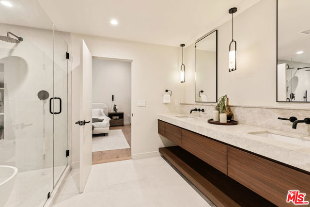 1401 N Bundy Drive, Los Angeles CA: https://media.crmls.org/mediaz/02331313-90d8-44bb-9a6a-61c9156eae62.jpg