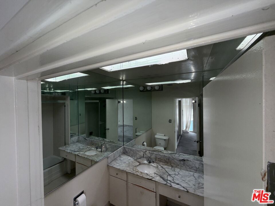 https://media.crmls.org/mediaz/02335e04-76d3-4025-89c5-9b352b750db4.jpg?preset=X-Large