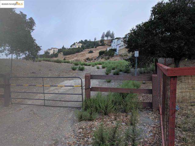 0 Redwood Rd, Oakland CA: https://media.crmls.org/mediaz/02338858-c5a2-4726-bb18-9c8e8c9834ba.jpg