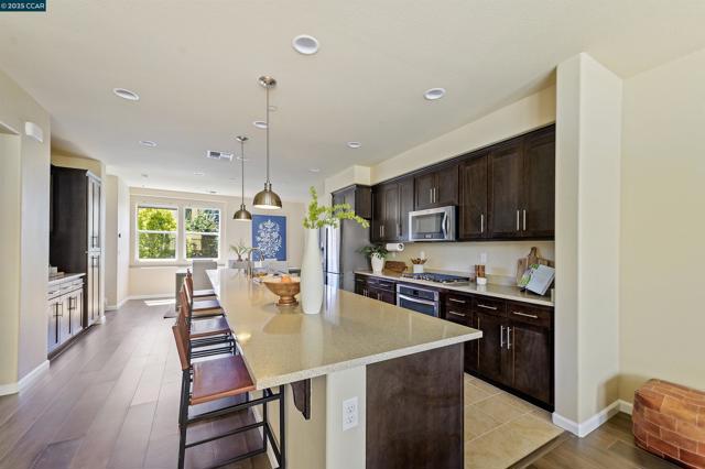 5637 Melodia Cir, Dublin CA: https://media.crmls.org/mediaz/02339c10-9fb9-496c-b32d-5a7f25cc17a2.jpg