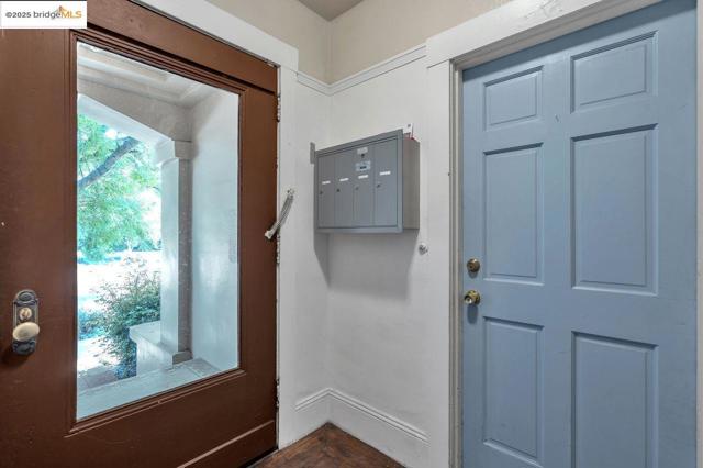 5537 Claremont Ave, Oakland CA: https://media.crmls.org/mediaz/0233a866-3624-4737-a3f9-053baba14721.jpg
