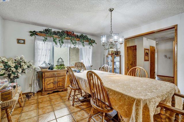 664 Berry Ave, Hayward CA: https://media.crmls.org/mediaz/02341b38-3254-4c68-bf90-c141265d516e.jpg