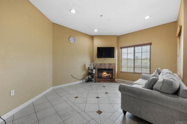 Detail Gallery Image 2 of 15 For 2707 Lake Pointe Dr #204,  Spring Valley,  CA 91977 - 2 Beds | 2 Baths