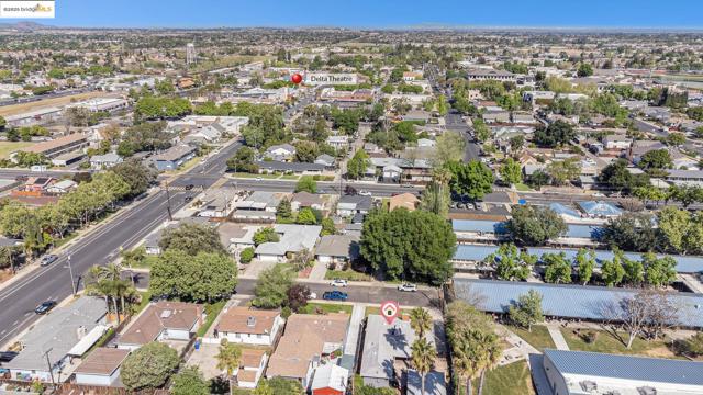 210 Delta Ave, Brentwood CA: https://media.crmls.org/mediaz/0237064a-3655-4cf8-8e59-5eb6d2a72fbe.jpg