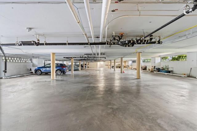 21 Willow Road, Menlo Park CA: https://media.crmls.org/mediaz/0238e41c-3c13-4bb8-a915-0baa45060ce8.jpg