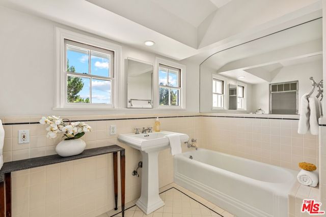 8023 Hemet Place, Los Angeles CA: https://media.crmls.org/mediaz/02399a42-6297-47c0-bd26-d5cc182854a1.jpg