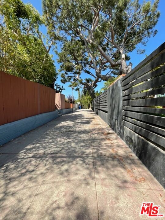 119 Paloma Avenue, Venice CA: https://media.crmls.org/mediaz/0239ab4f-7e0f-4a91-82a0-b7148467f512.jpg