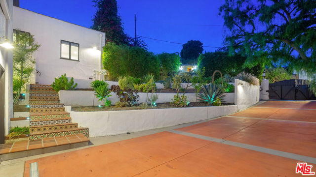 6216 Primrose Avenue, Los Angeles CA: https://media.crmls.org/mediaz/023aec2a-b3e7-4b37-b820-45fa8d92ffa1.jpg