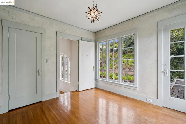 618 Boulevard Way, Piedmont CA: https://media.crmls.org/mediaz/023e2995-4592-4091-81ce-668fadbc35fd.jpg