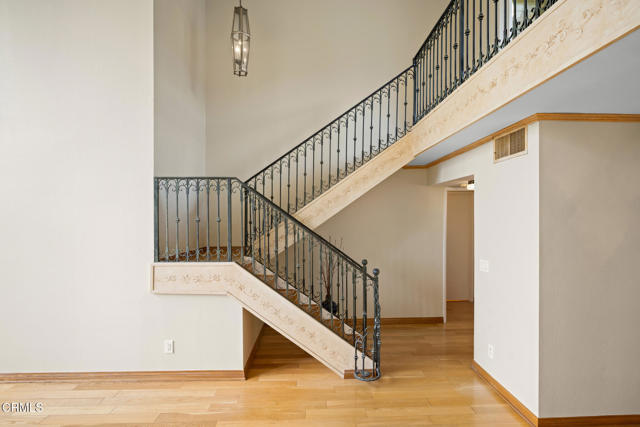 125 W Mountain Street, Glendale CA: https://media.crmls.org/mediaz/023e3a20-34c7-406b-9c22-ef8c8d55c550.jpg