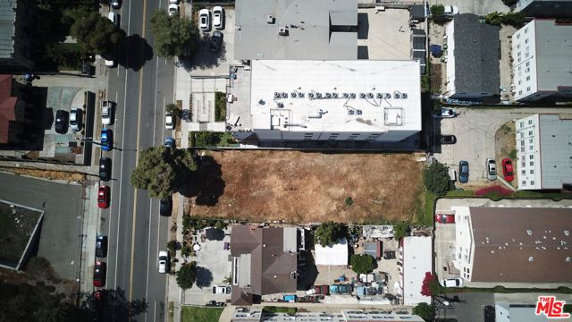 553 N Heliotrope Drive, Los Angeles CA: https://media.crmls.org/mediaz/023ee4c7-e1c1-4e29-8497-765caeaa7cd1.jpg