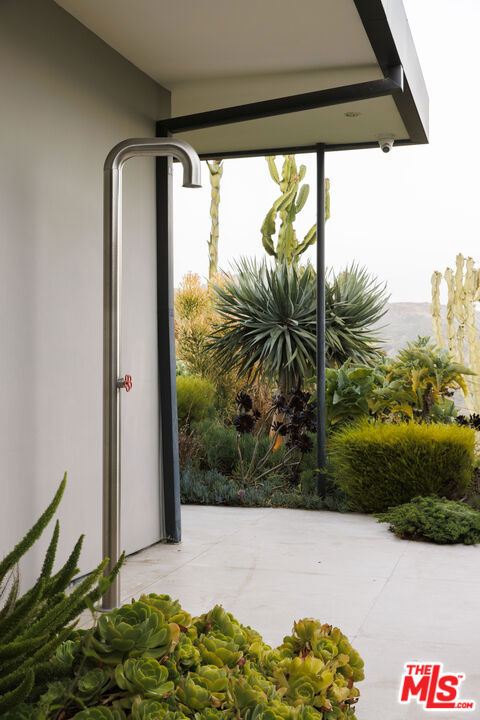3306 Deronda Drive, Los Angeles CA: https://media.crmls.org/mediaz/023f474d-f6de-4548-8598-ee8d38bec49c.jpg