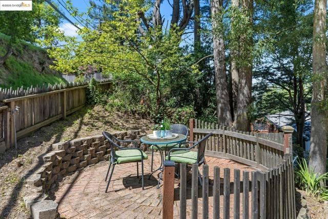 6533 Chelton DR, Oakland CA: https://media.crmls.org/mediaz/023f9e51-efc2-47ef-921b-fbe887d68bf2.jpg