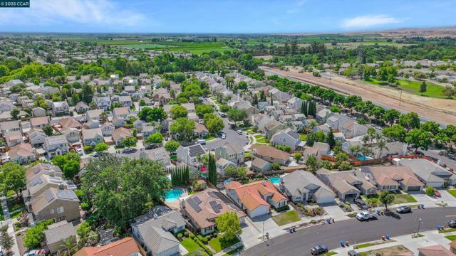 380 Claremont Dr, Brentwood CA: https://media.crmls.org/mediaz/02411cbf-6565-4a84-8a68-e12e0cc7d7e7.jpg