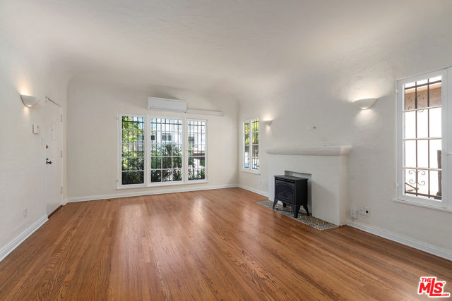 924 S Orange Grove Avenue, Los Angeles CA: https://media.crmls.org/mediaz/02416e3c-3c9f-468d-bcf4-834a0de05f3b.jpg