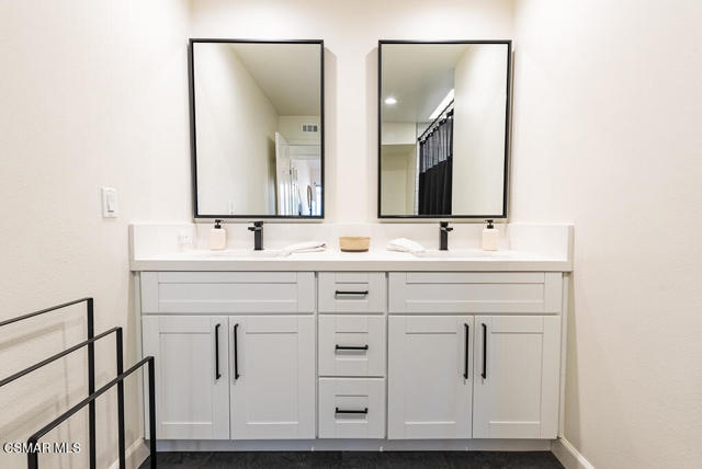 1725 Royal Saint George Drive, Westlake Village CA: https://media.crmls.org/mediaz/02417dc3-3248-4178-8e59-e5aa61d67398.jpg