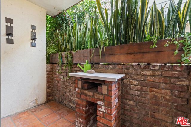 1327 Stanford Street, Santa Monica CA: https://media.crmls.org/mediaz/0241ddab-1034-4cb6-9d6d-066cf5527ffa.jpg