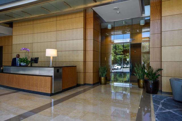 425 1st Street, San Francisco CA: https://media.crmls.org/mediaz/0242a6be-7fdf-4ae8-8cb4-010e41bf4a86.jpg
