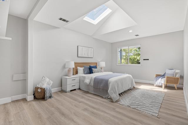 924 Magnolia Dr, Alameda CA: https://media.crmls.org/mediaz/02430e9a-3991-4c54-929b-41b0cac7cff5.jpg