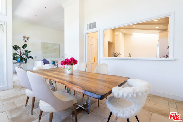 12555 The Vista, Los Angeles CA: https://media.crmls.org/mediaz/0244ad14-1cfb-4bcf-a383-019dd33bd782.jpg